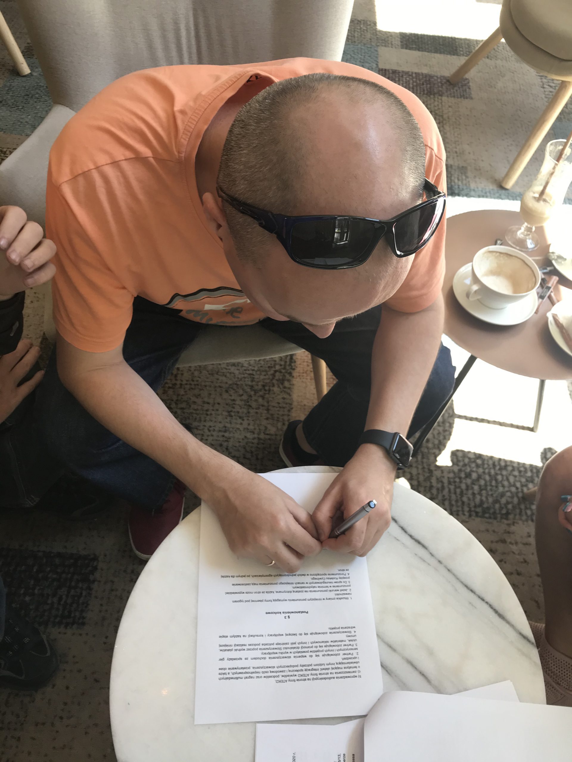 Mariusz Miszuda podpisuje dokumenty