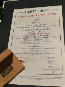 Na zdjęciu: certyfikat w ramce za otrzymane trzecie miejsce w konkursie "LODOŁAMACZE 2023".