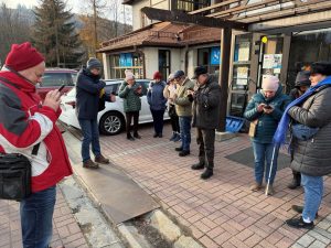 Kursanci przed hotelem ustawiają nawigację GPS w swoich smartfonach, przygotowując się do spaceru, który pozwoli im sprawdzić w praktyce działanie wybranych aplikacji oraz ich przydatność w codziennym użytkowaniu.